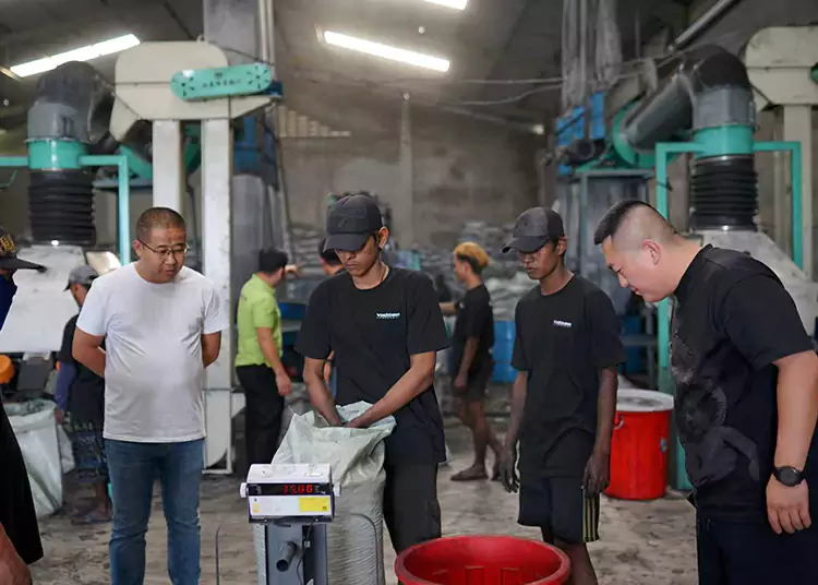 İndoneziyalı müştərilərin kokos qabığı aktivləşdirilmiş karbon üçün dərin fabrik səfəri: İstehsal gücü və əməkdaşlığın səmimiyyətinin şahidi